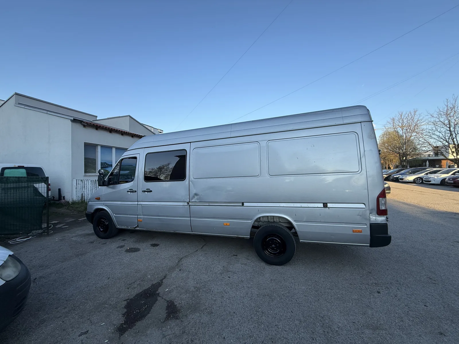Дългият Mercedes Sprinter на VS Stroy 83 — страничен изглед